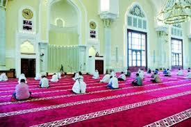 ما حكم إلقاء السلام على الجالسين في المسجد؟