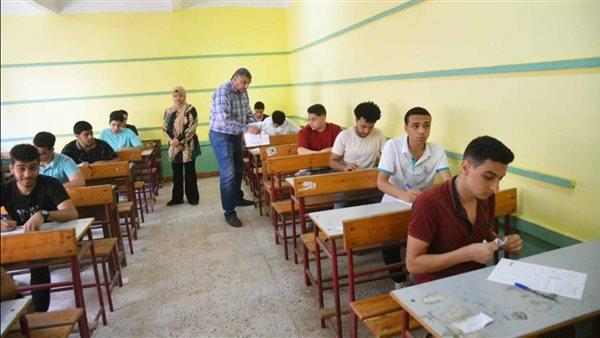 طلاب الثانوية العامة يؤدون امتحان اللغة الأجنبية الأولى اليوم