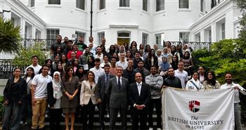   طلاب الجامعة البريطانية يلتقون بالسفير المصري خلال تواجدهم في المملكة المتحدة