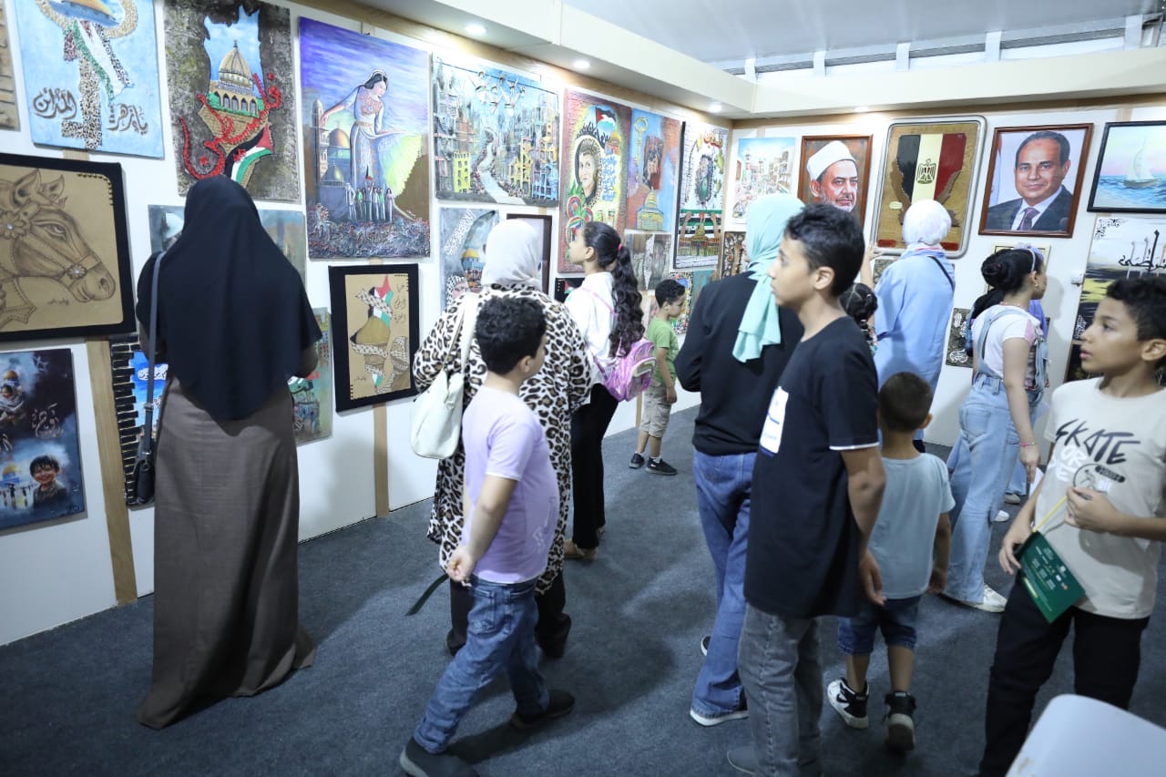 20 لوحة فنية بـ جناح الأزهر في معرض الإسكندرية للكتاب تظهر جرائم الاحتلال