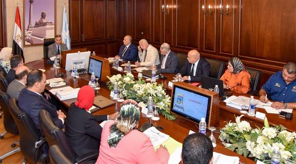 محافظ الإسكندرية يناقش مع مسئولي شركة نهضة مصر خطة سير العمل