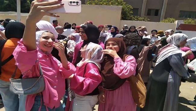 القليوبية .. طلاب الثانوية العامة يحتفلون بانتهاء الامتحانات