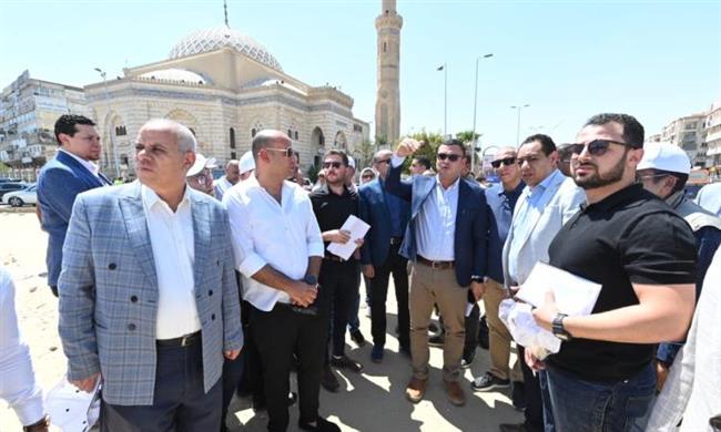 وزير الإسكان يقوم بجولة تفقدية بمحاور الطرق بـ"6 أكتوبر"