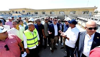   وزير الإسكان يتفقد سير العمل بمحطة مياه الشرب في الشيخ زايد 