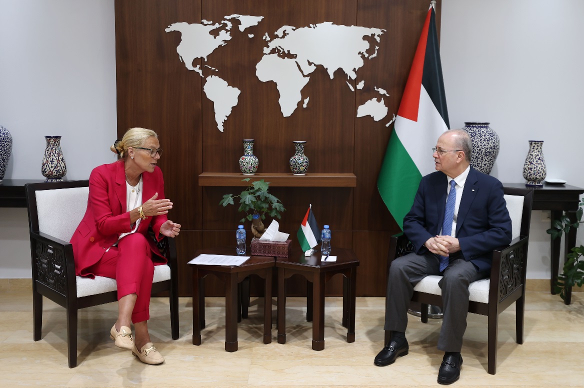 رئيس الوزراء الفلسطيني يبحث مع مسئولة أممية زيادة إدخال المساعدات لقطاع غزة