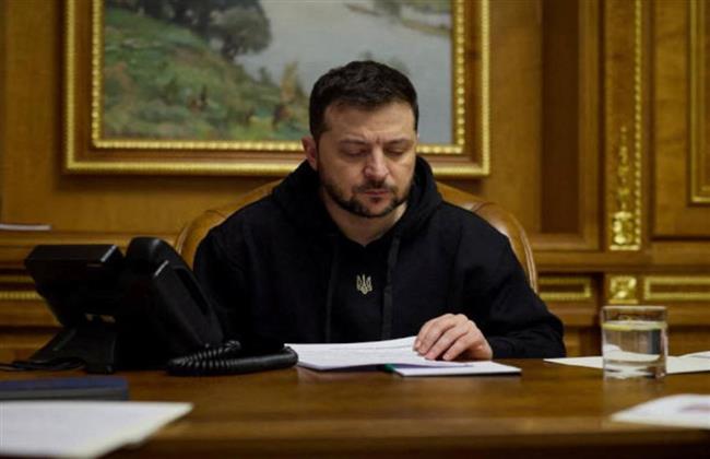 "زيلينسكي" يطالب حلفاءه بمده بصواريخ بعيدة المدى
