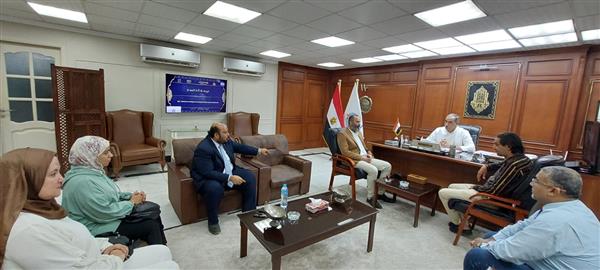 ”المصريين“ بالبحر الأحمر يلتقي رئيس مدينة الغردقة لبحث التعاون المشترك