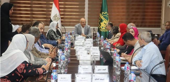 محافظ القليوبية يناقش مشروعات البيئة والمخلفات الصلبة مع وفد البنك الدولي