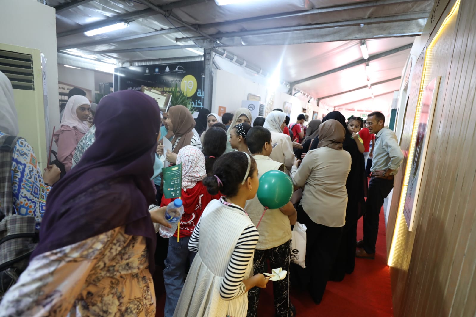 إقبال كبير على جناح الأزهر بـ معرض الإسكندرية الدولي للكتاب