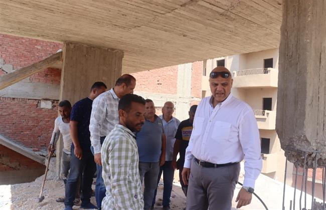 محافظ القليوبية يشرف على إزالة طوابق مخالفة من برج سكني في بنها