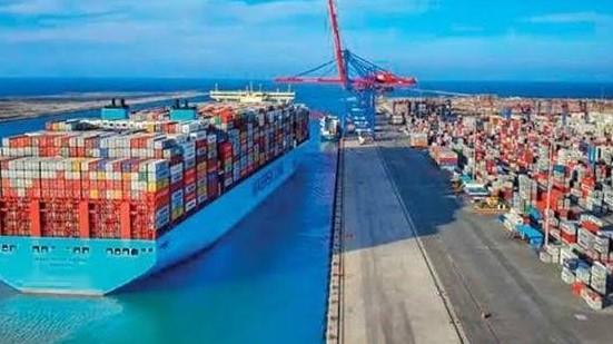 ميناء دمياط يتداول 39 سفينة للحاويات والبضائع العامة