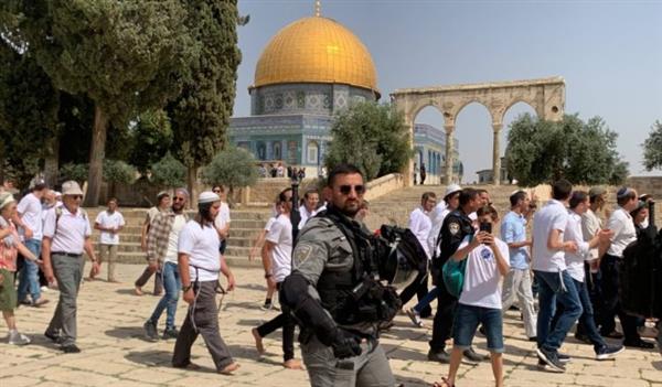 عشرات المستوطنين يقتحمون المسجد الأقصى بحماية شرطة الاحتلال