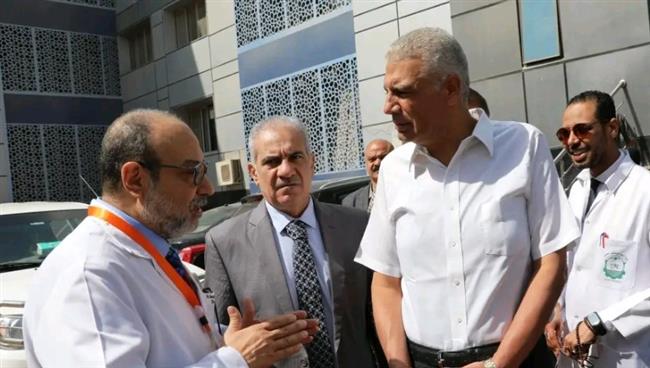 محافظ أسوان يتفقد المستشفيات الجامعية