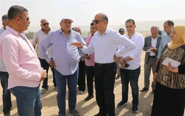 إشراف محافظ المنيا على عملية تطهير بحيرات الأكسدة في المنطقة الصناعية 