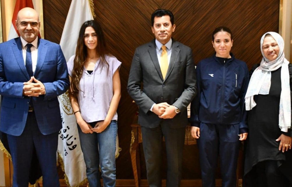 وزير الرياضة ينهي الخلاف بين لاعبتي الدراجات جنة عليوة وشهد سعيد