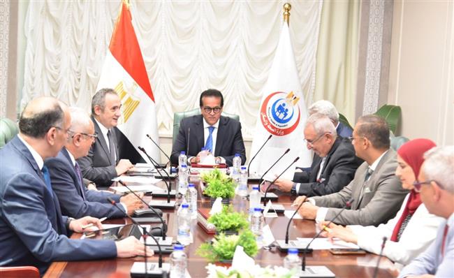 وزير الصحة يؤكد على الدور الهام الذي تقوم به هيئة المستشفيات والمعاهد التعليمية