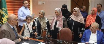 على مدار 5 ساعات.. محافظ القليوبية يبحث 31 شكوى في أول لقاء بالمواطنين
