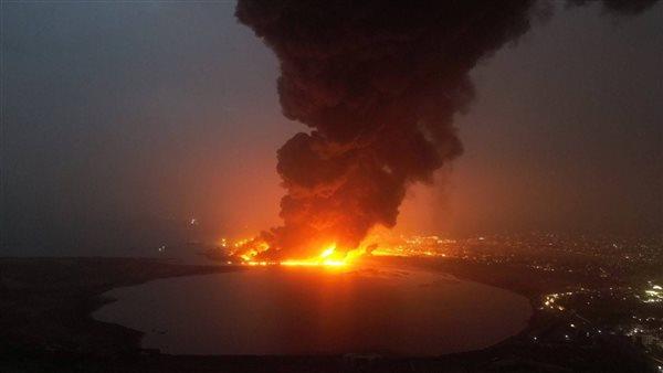انفجار بأحد خزانات النفط في ميناء الحديدة اليمني واندلاع حرائق هائلة