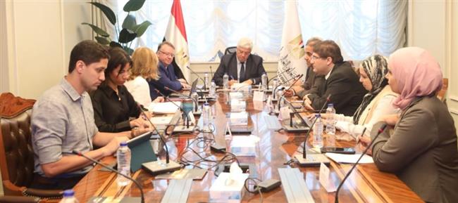 وزير التعليم العالي يناقش سُبل الارتقاء بآليات تأهيل الخريجين لسوق العمل 