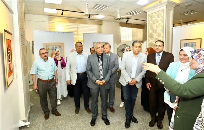 رئيس جامعة الزقازيق يفتتح معرض الأشغال الفنية بكلية التربية النوعية