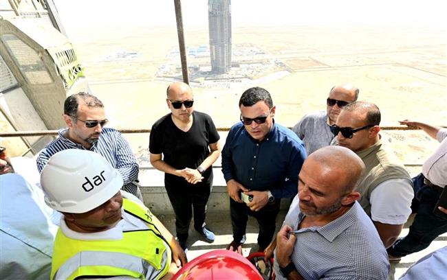 وزير الإسكان يتفقد الموقف التنفيذى لمشروع "أبراج الداون تاون" بالعلمين الجديدة