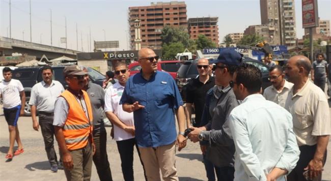 خلال جولة ميدانية.. محافظ القليوبية يطيح بمسؤول موقف كلية الزراعة