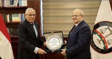 النائب العام يكرم رئيس جامعة القاهرة ويمنحه درعا من معهد البحوث الجنائية