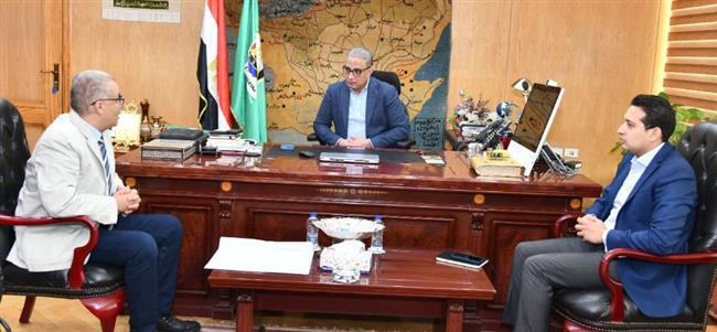 محافظ الفيوم يناقش مع وفد هيئة الاستشعار عن بعد سبل التعاون المشترك