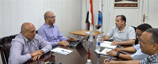 رئيس جامعة جنوب الوادي يلتقى بفريق مركز التخطيط الاستراتيجي بالجامعة  