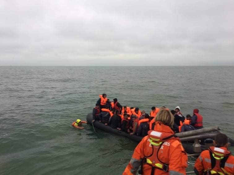 فرنسا: مقتل امرأة وإنقاذ عشرات من المهاجرين أثناء عبورهم بحر المانش