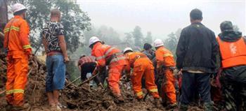 مصرع 12 شخصا وإصابة 6 آخرين إثر وقوع انهيار أرضي بوسط الصين