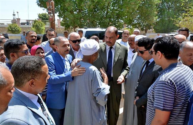 استمرارًا لجولاته.. محافظ سوهاج يتفقد مشروعات "حياة كريمة" بقرى مركز دار السلام