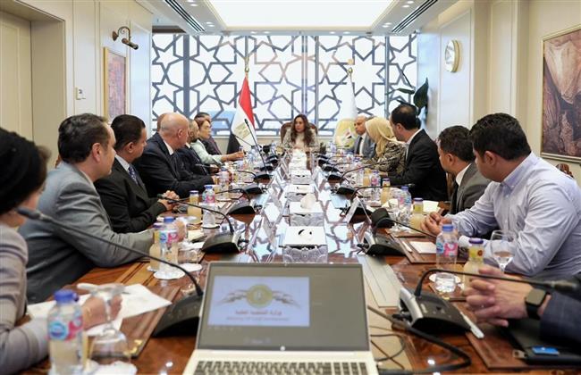 وزيرة التنمية المحلية تبحث مع وفد بنك مصر التعاون المشترك في عدد من المجالات