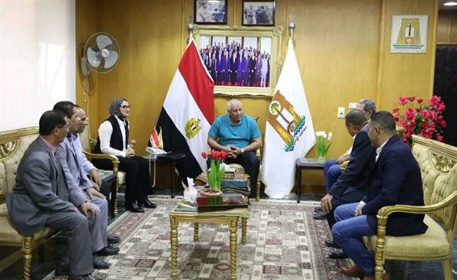 محافظ الوادي الجديد يلتقي أعضاء الغرفة التجارية