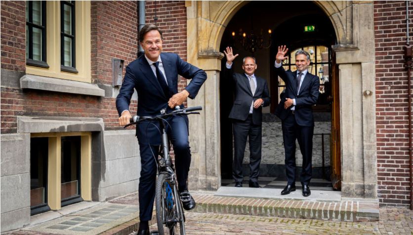 رئيس الوزراء الهولندي يغادر منصبه على دراجة هوائية.. فيديو