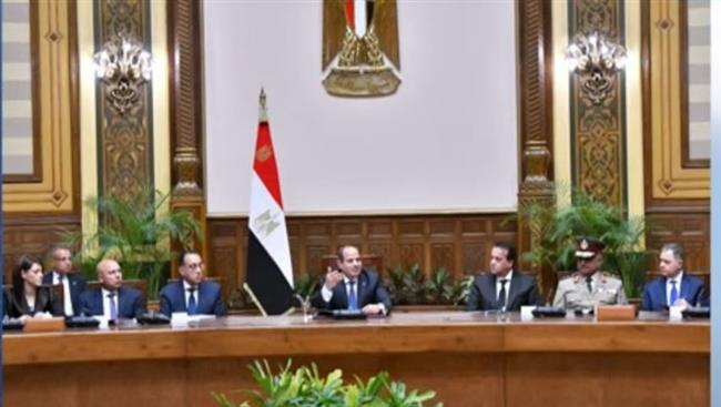 الرئيس السيسي يجتمع مع رئيس الوزراء وأعضاء الحكومة الجديدة والمحافظين ونوابهم