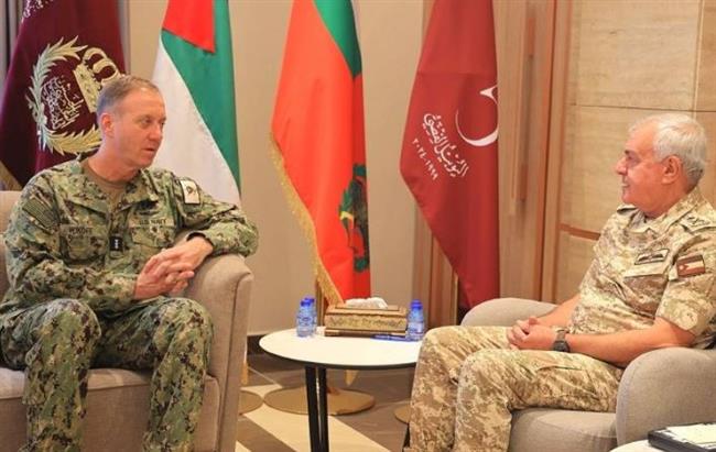 رئيس الأركان الأردني يبحث مع قائد الأسطول الخامس الأمريكي تعزيز العلاقات الاستراتيجية