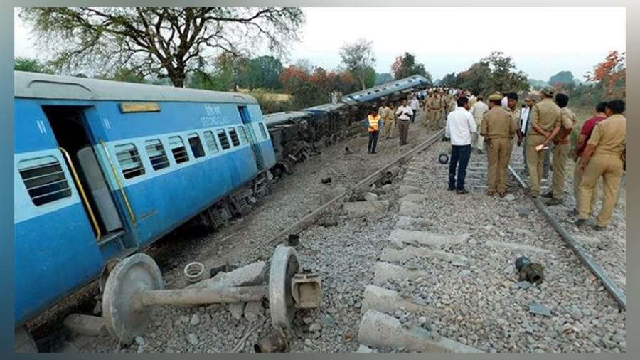 ارتفاع حصيلة ضحايا حادث خروج قطار عن مساره في الهند إلى 52 شخصًا