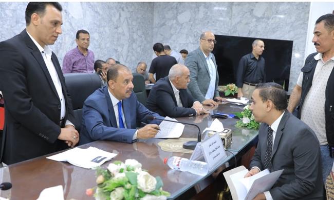 خلال فعاليات اللقاء الجماهيري.. محافظ سوهاج يبحث شكاوى وطلبات المواطنين