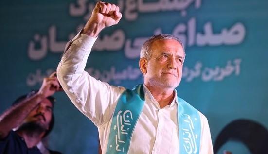 الرئيس الإيراني المنتخب مسعود بزشكيان يؤدي اليمين الدستورية أمام البرلمان