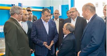وزير الإنتاج الحربي يتفقد "هليوبوليس للصناعات الكيماوية" 
