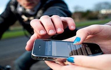 مباحث القاهرة تضبط عاطلا تخصص في سرقة الهواتف المحمولة 
