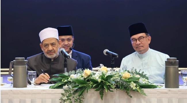 شيخ الأزهر يحاضر علماء ماليزيا وشبابها حول وسطية الإسلام بحضور رئيس الوزراء