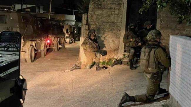 قوات الاحتلال تقتحم بلدة بيت أمر بالضفة الغربية