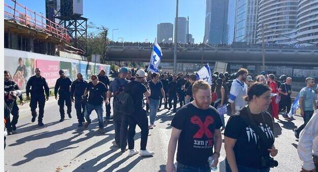 شرطة الاحتلال تفض مظاهرة لمستوطنين أغلقوا ممر طريق أيالون السريع في تل أبيب