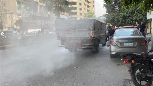 بالصور والفيديو.. السيطرة على حريق في سيارة نقل بالدقي