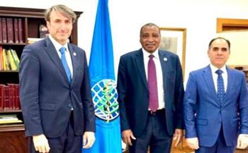   "الدخيري" يلتقي بالرئيس التنفيذي للمجلس الدولي للزيتون وسفير ليبيا لدى إسبانيا