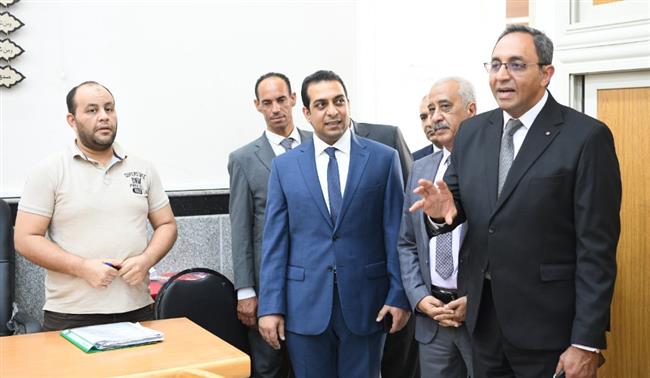 محافظ قنا يستهل العمل بتفقد إدارات الديوان العام  