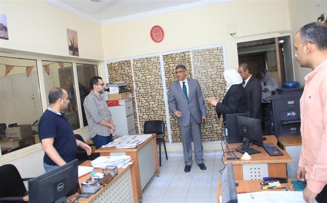 محافظ الجيزة يتفقد إدارات الديوان العام لمتابعة سير العمل والتعرف على الإدارات