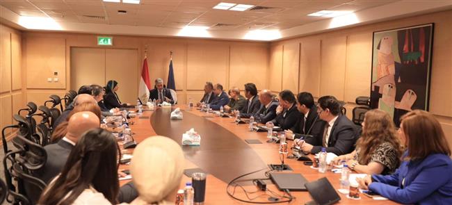 وزير السياحة يعقد اجتماعاً مع قيادات الوزارة لمناقشة خطط العمل خلال الفترة المقبلة